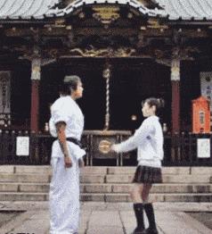 隔壁的单亲妈妈来我家借跑步机,但是为什么她还穿高跟鞋?: