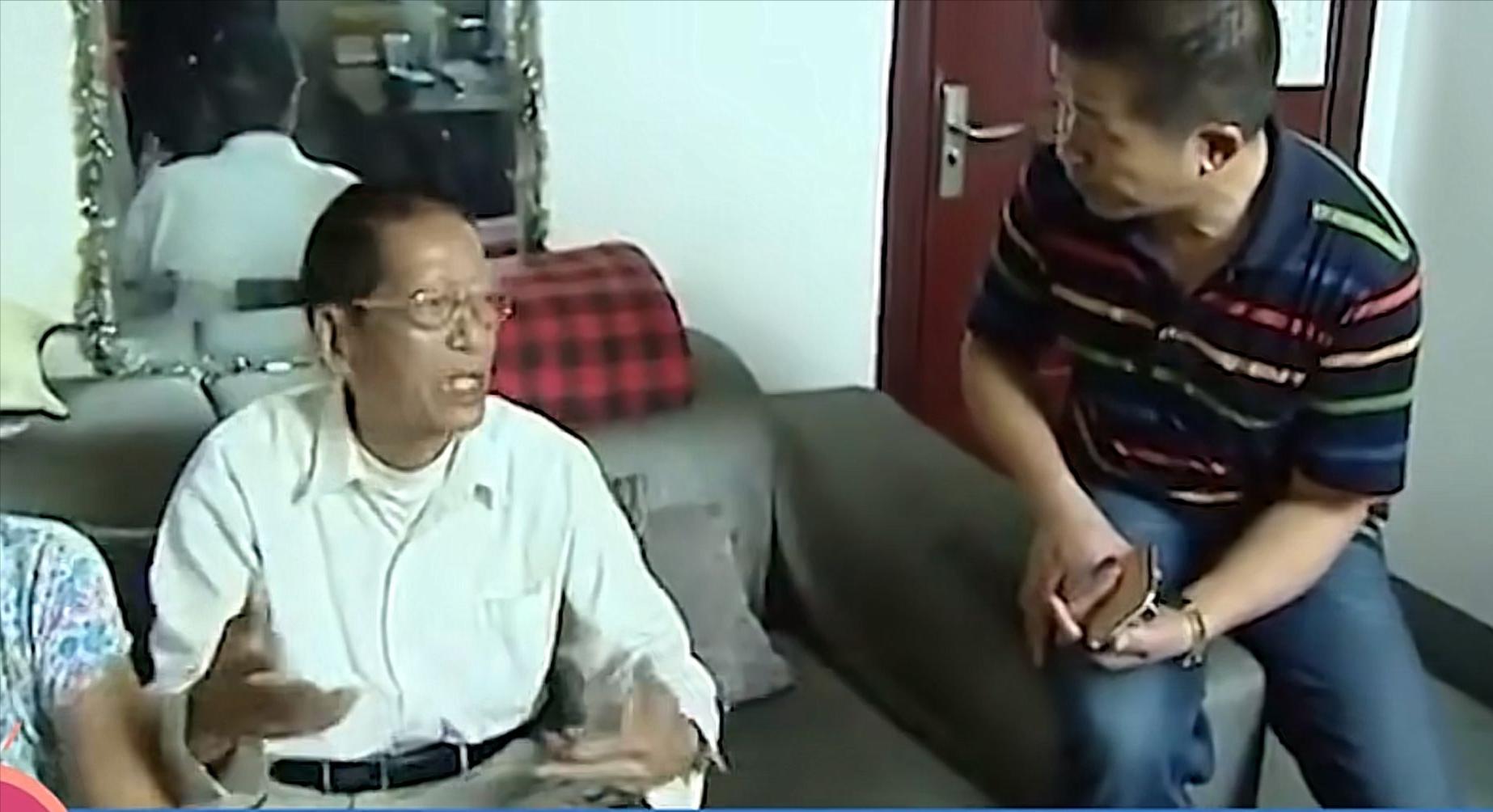 80岁老父恋上俏保姆，子女将两人赶出家门，老人：不同意我就自杀