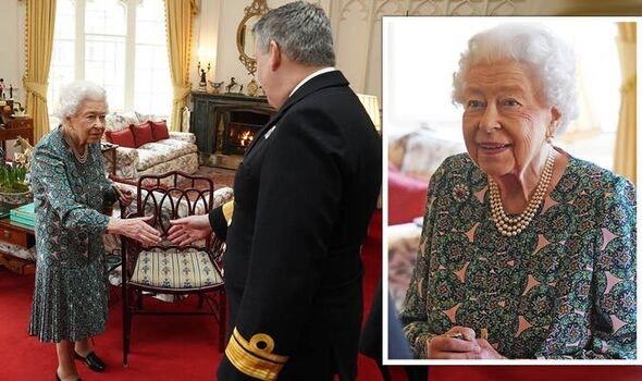 女王会见外宾,女王接见使者胸针佩戴