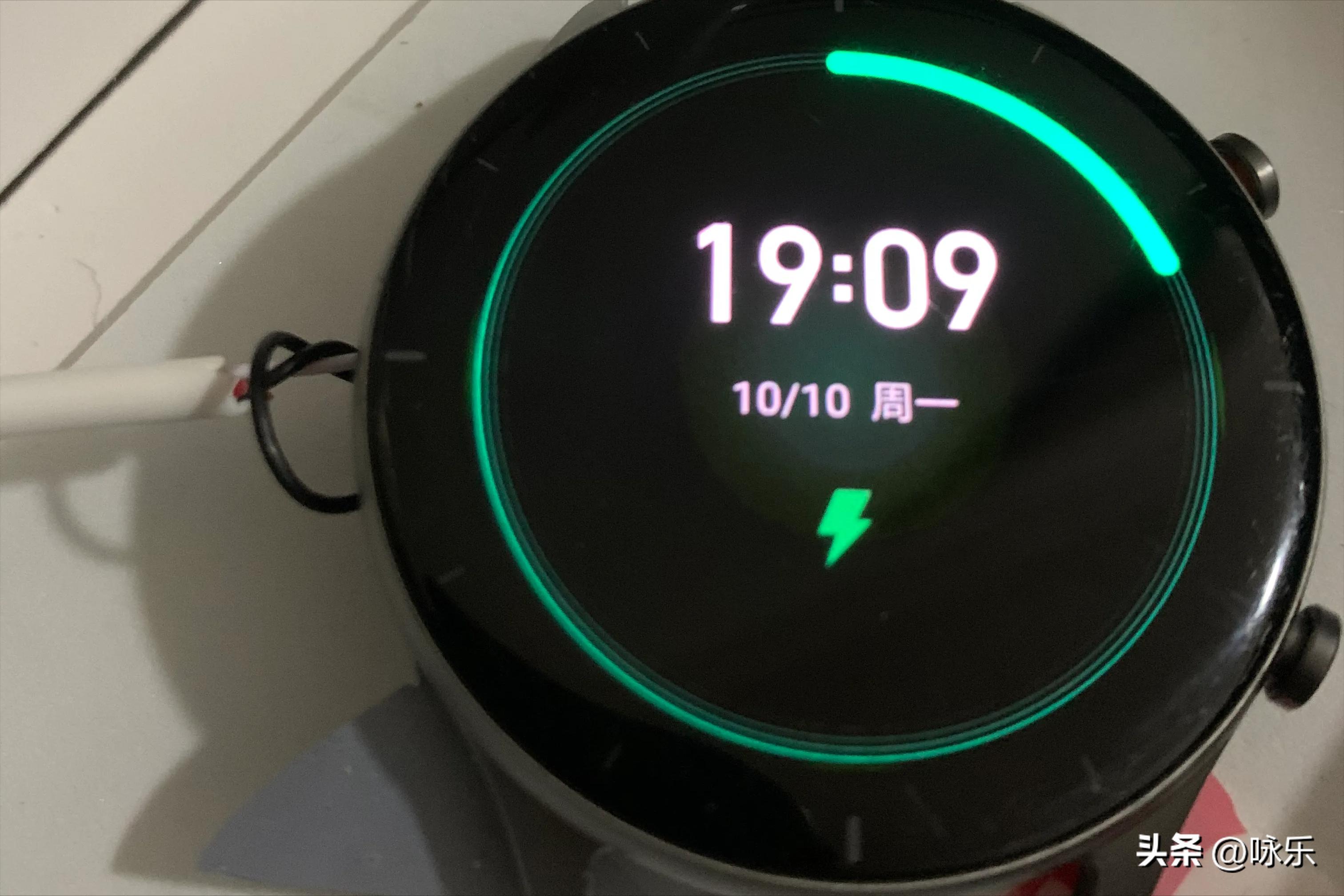 怎样用手机充电器给智能手表充电,出差忘记拔下充电器