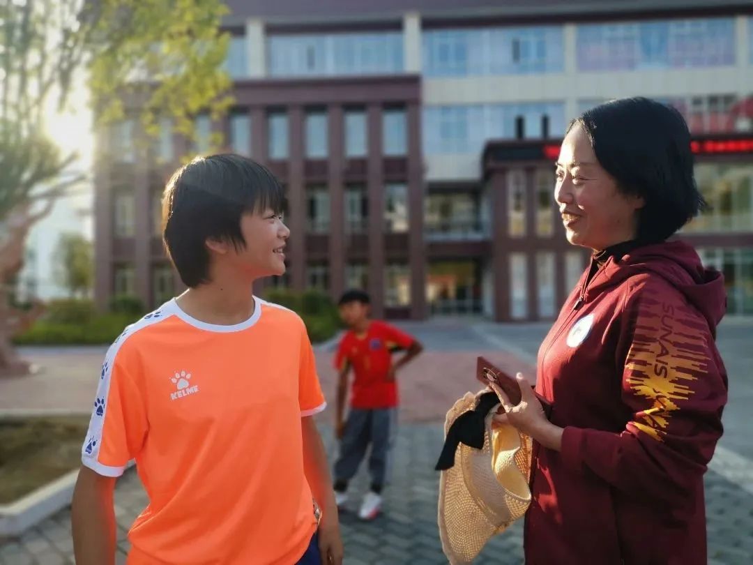 大山深处孩子们的足球梦,支教老师为大山孩子筑起足球梦