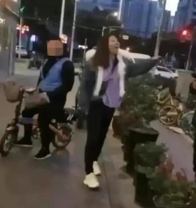 上海打人女子后续：求饶赔5万，真实身份被扒出，小哥让她懵了