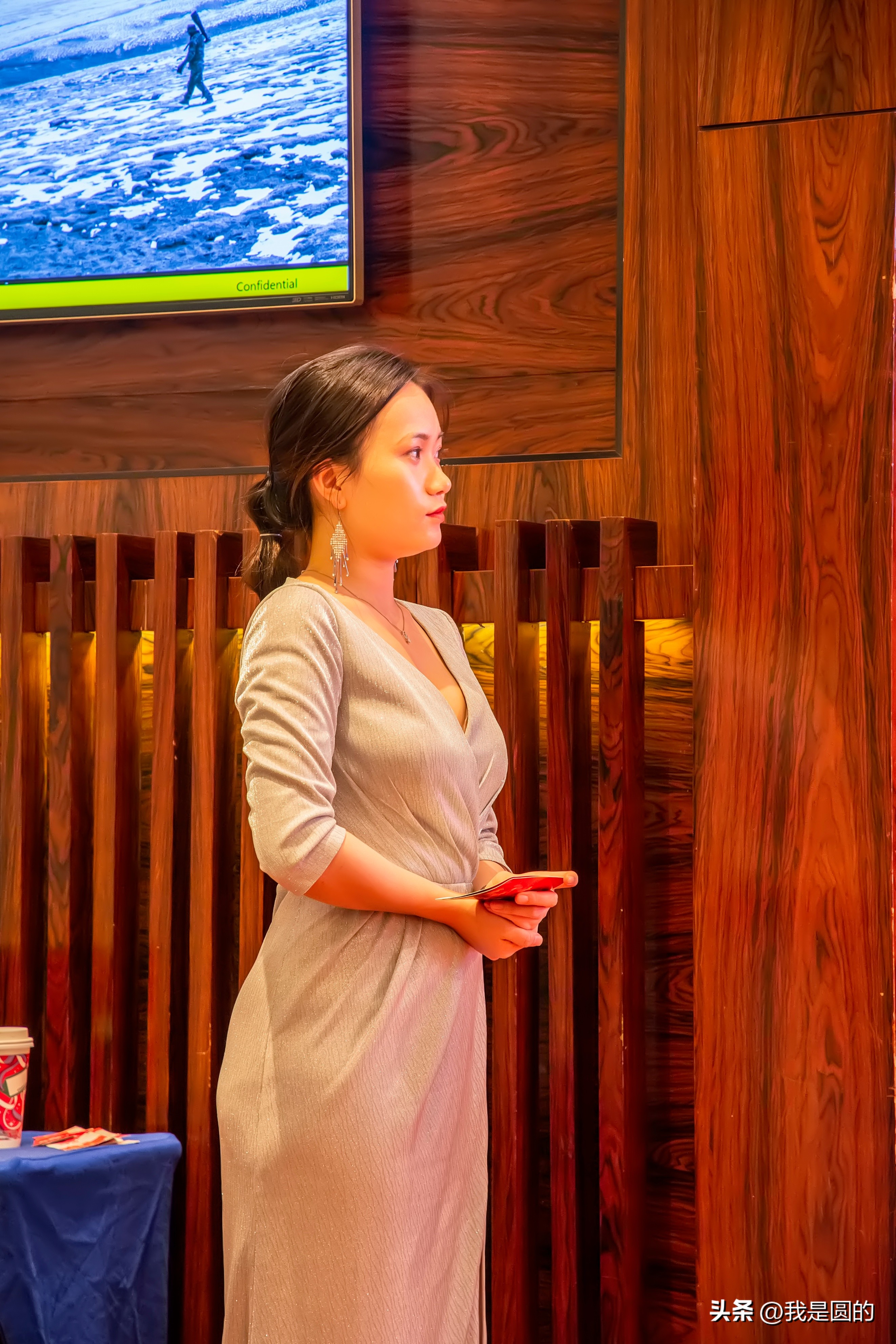 主持途中的主持人（原创摄影+随笔300字）