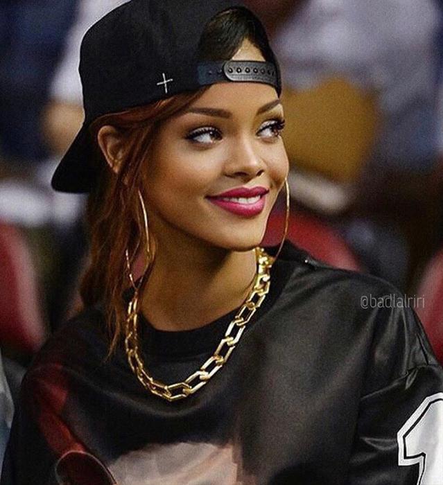 从小岛贫穷少女到国家英雄、全球最富有的女歌手，蕾哈娜的成长史