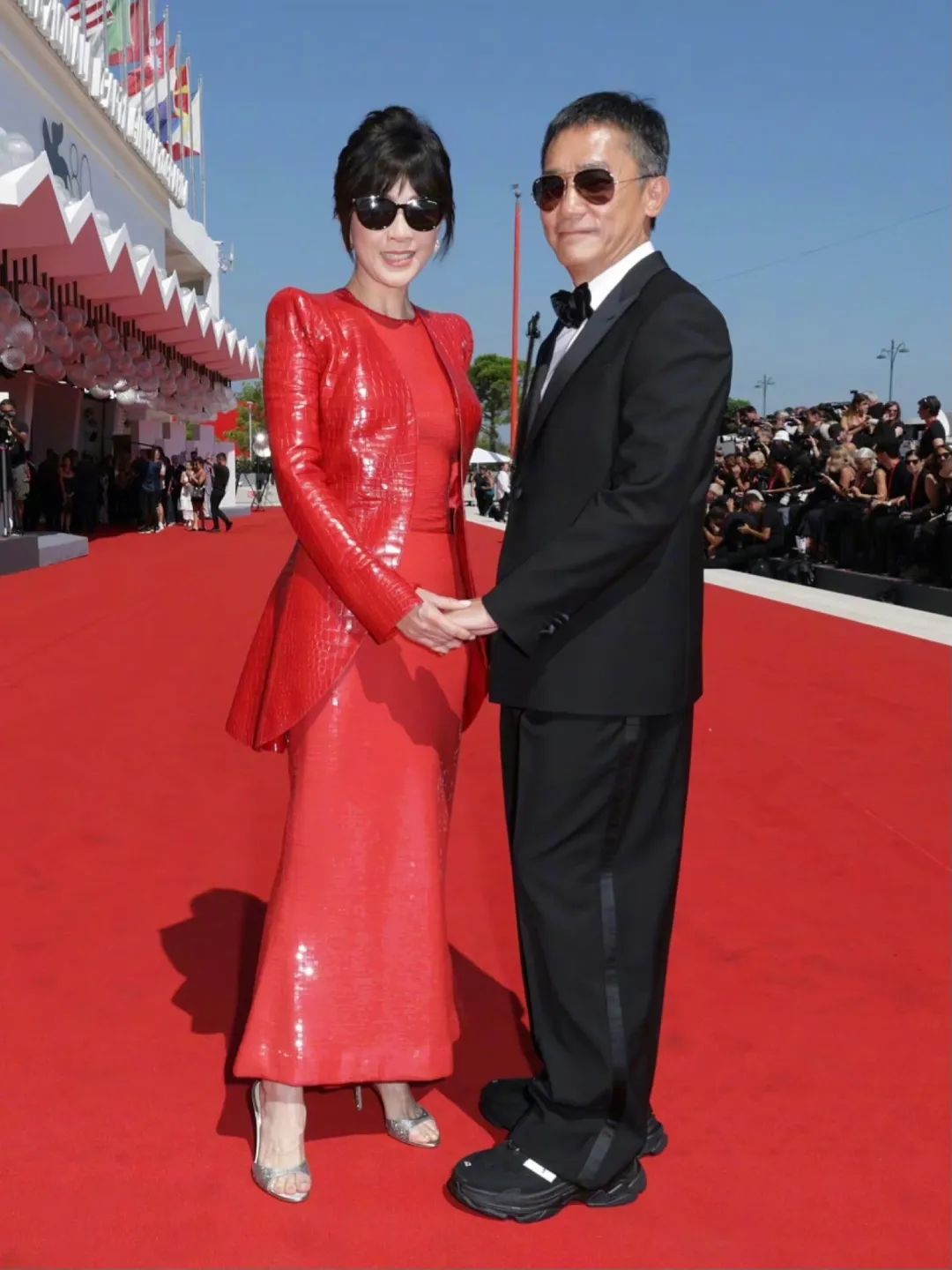 刘嘉玲与梁朝伟恩爱合照穿小香风,刘嘉玲梁朝伟红毯动图