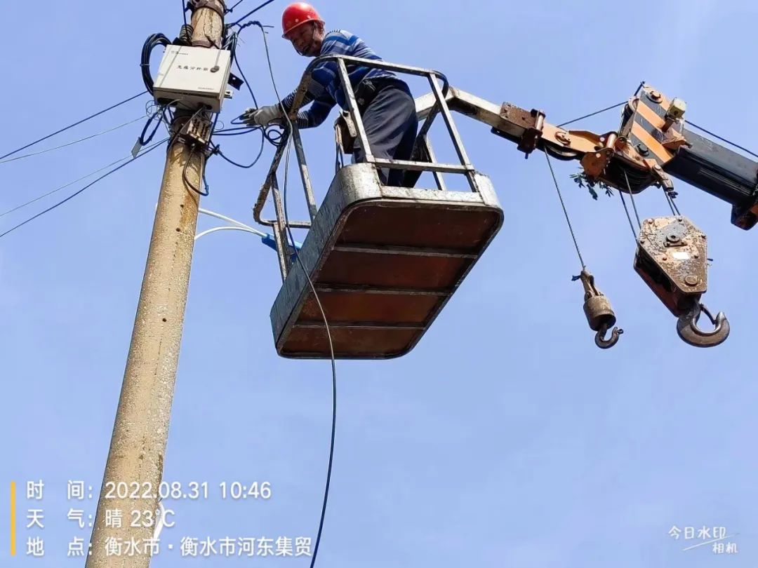 创城工作清除多余垃圾美化环境,创城清理窗户堆积物