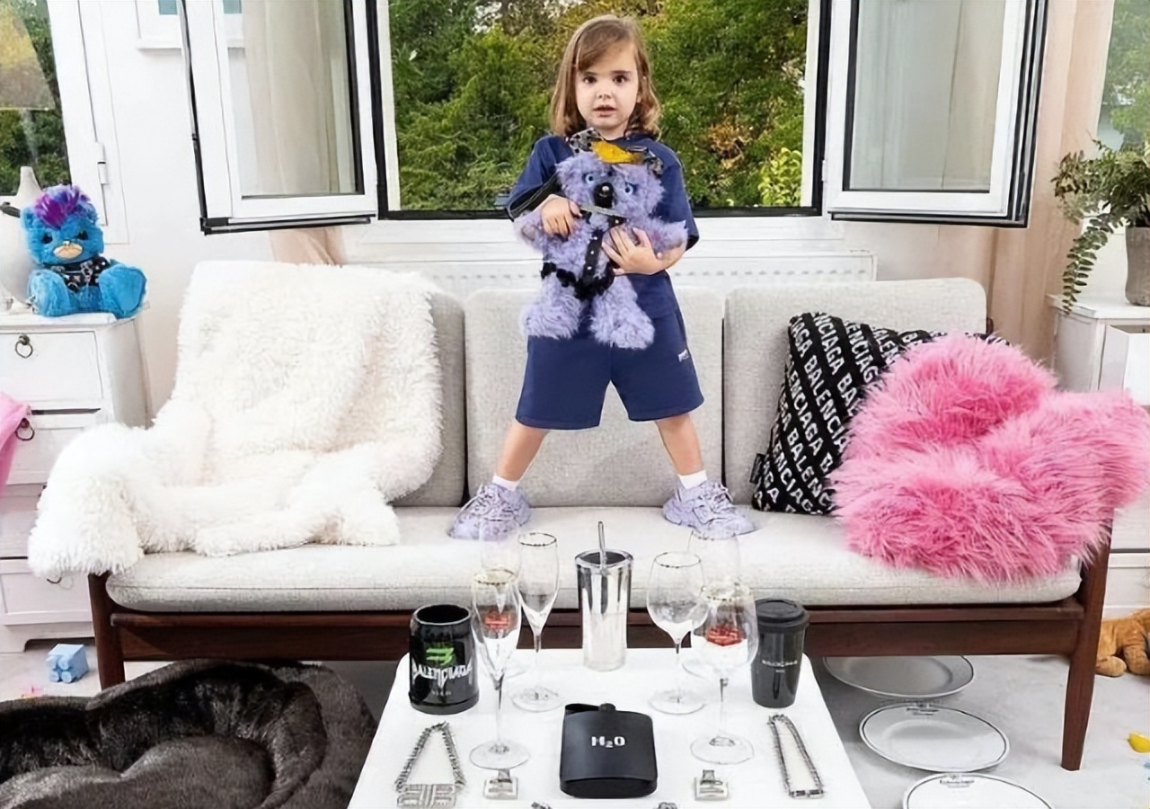 继江南布衣后，巴黎世家再现不雅“童模”：成年人都没眼看