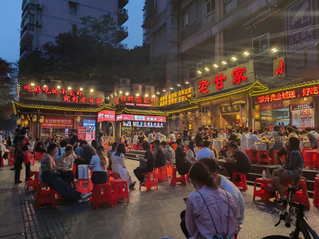 报复性开店、低价团购......火锅老板直呼伤不起！