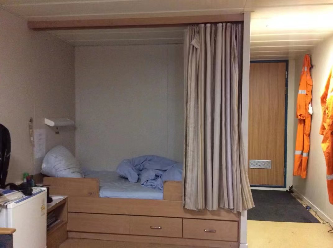 欺人太甚！船到南非，船员的好心行为遭遇女人无故找事，做人太难