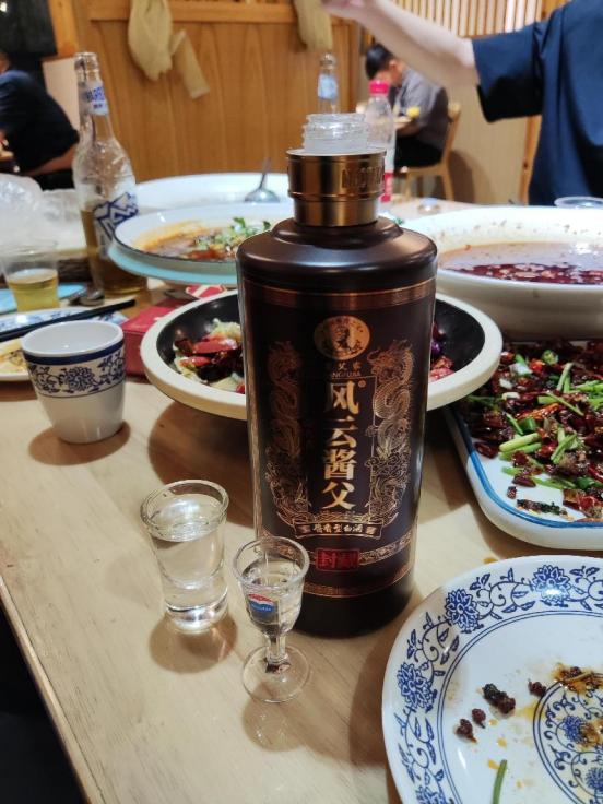 现在的酒厂咋不冒烟也没有酒糟味,农村退休酿酒师透露别喝这3种酒