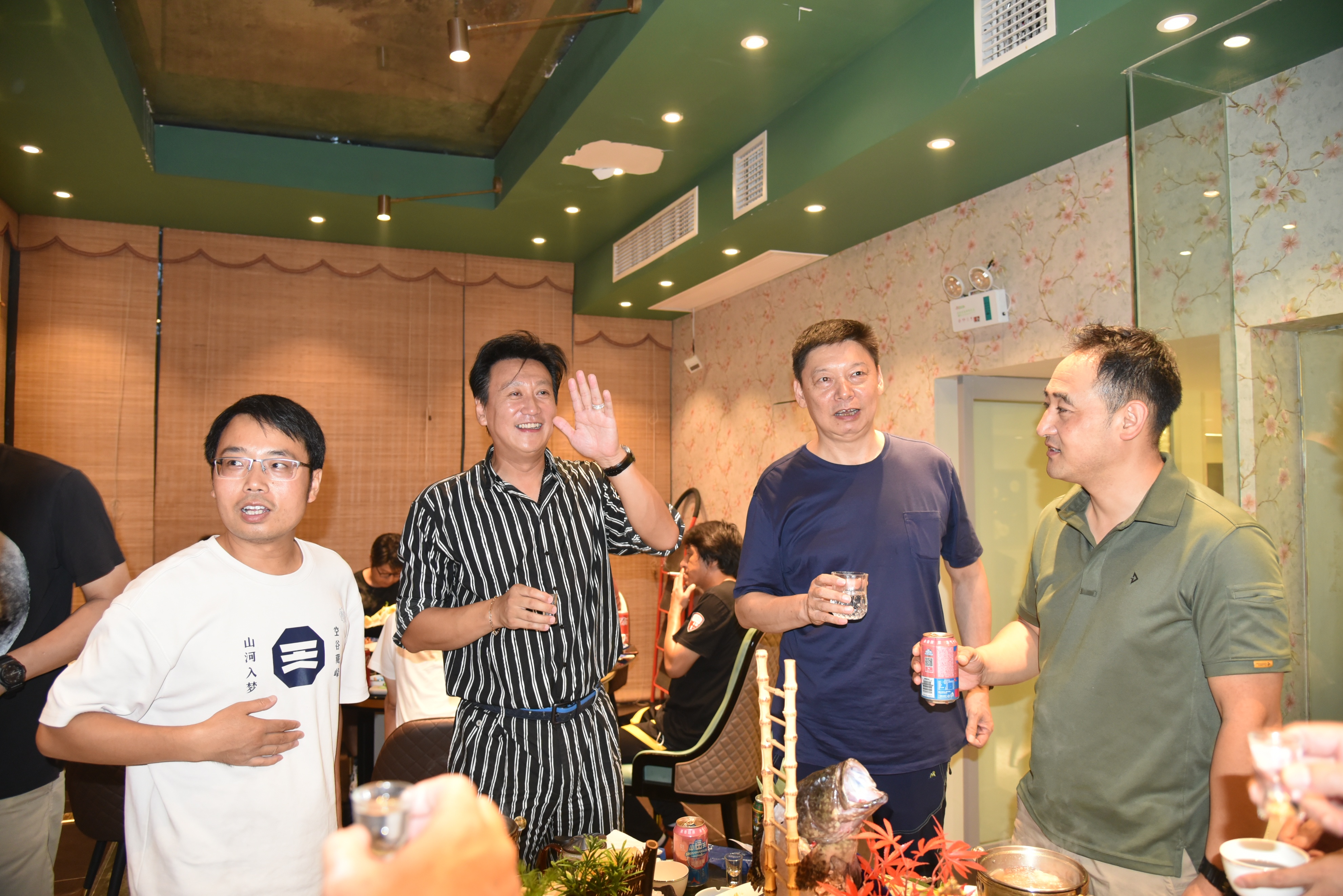 文飚出席天津“五虎杯”足球赛联谊会茅台王子助阵气氛热烈