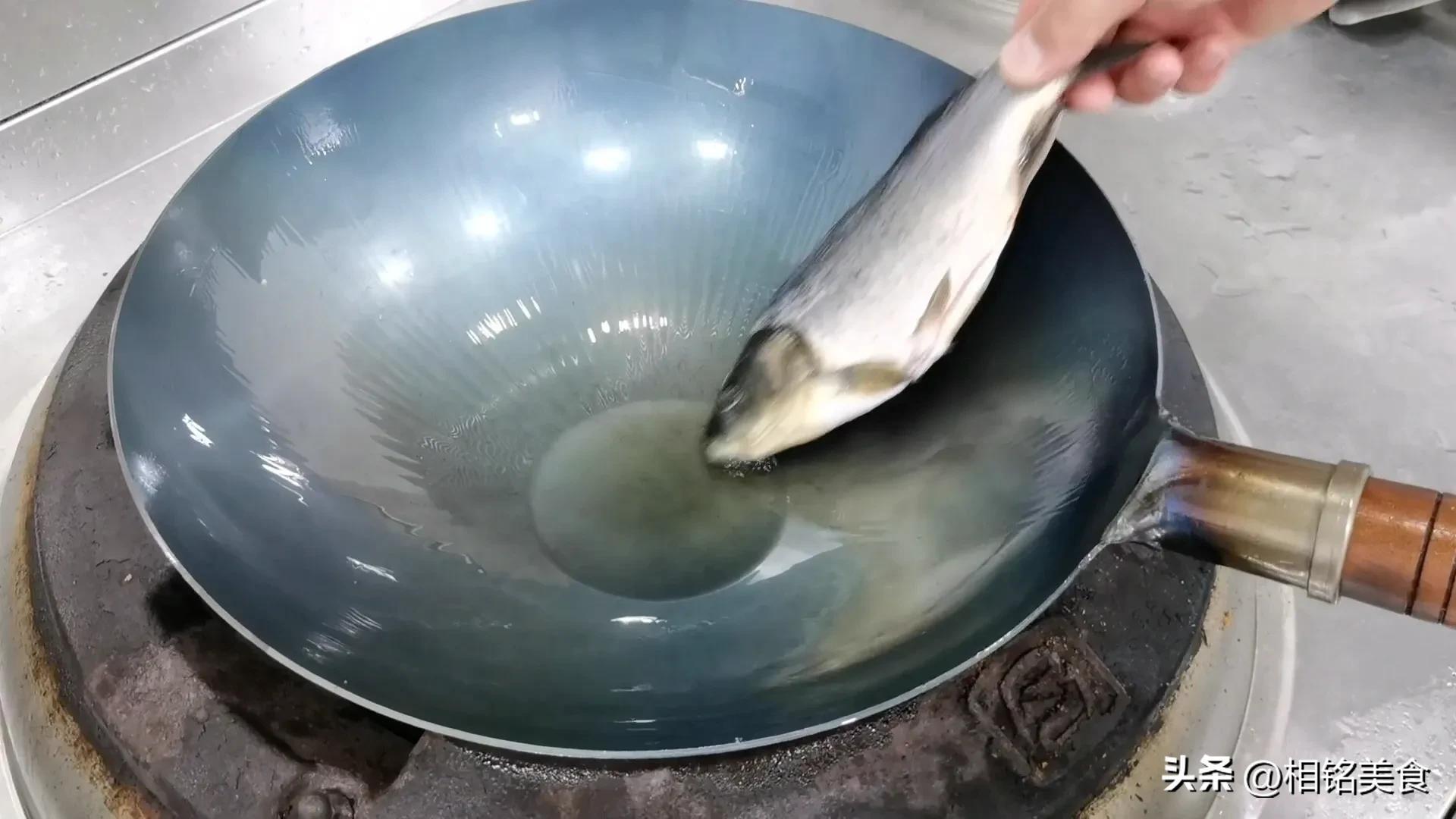 新铁锅怎样开锅小妙招视频,不粘锅的铁锅最佳开锅方法