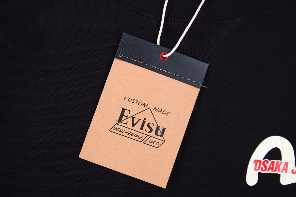 Evisu达摩印花短袖T恤这件T恤的侧面印花生动地勾勒出达摩图案