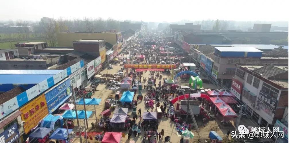 郸城这个镇路中间立匹马!繁荣景象,小妮来白马惊呆了
