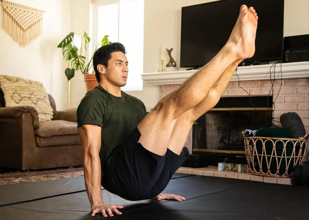 亚裔男星曾做人肉沙包，在好莱坞熬了十年终于出头！