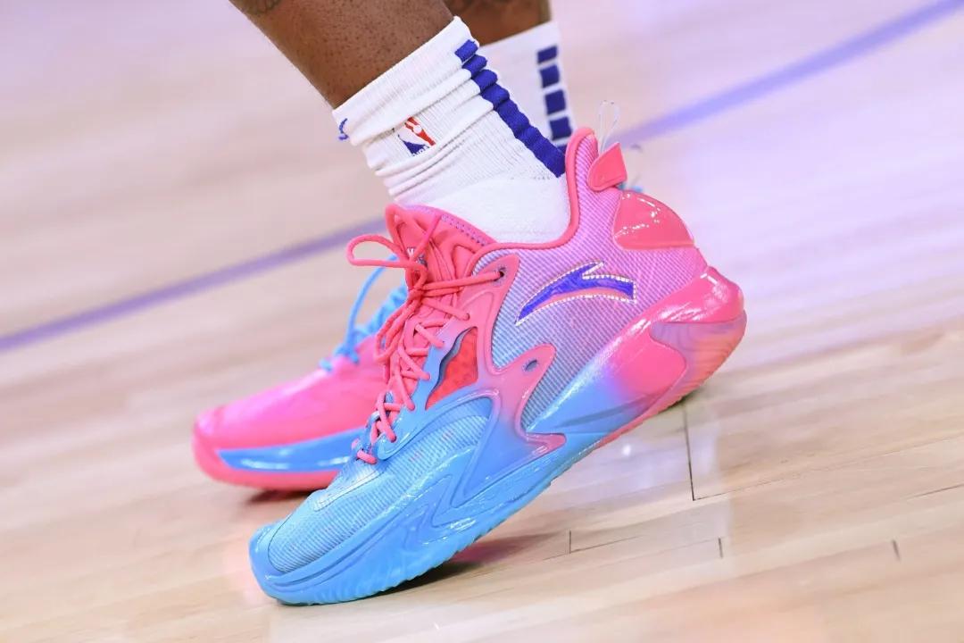 nba球员上脚詹姆斯20,nba球星上脚球鞋詹姆斯18low