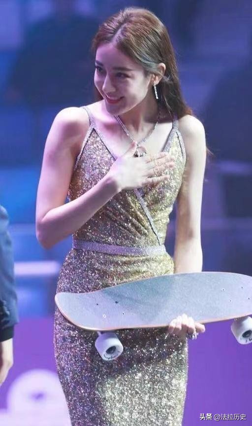 “半露酥胸”却还要捂着，脸皮薄到不自在，迪丽热巴遭网友群嘲