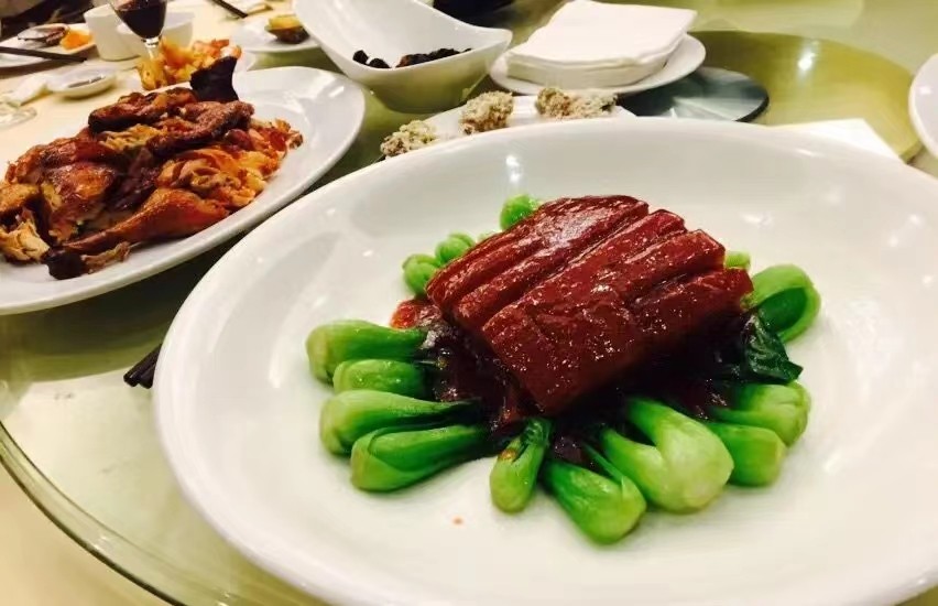 闺蜜结婚我去上海喝喜酒随礼1200，一开席笑了，网友：这菜真豪气