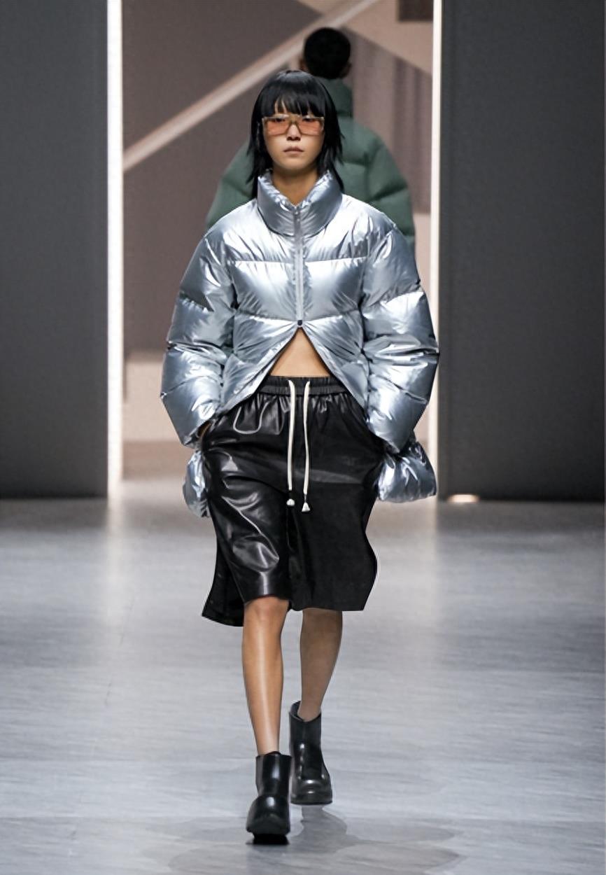 太平鸟镂空最新款,绒爱服饰