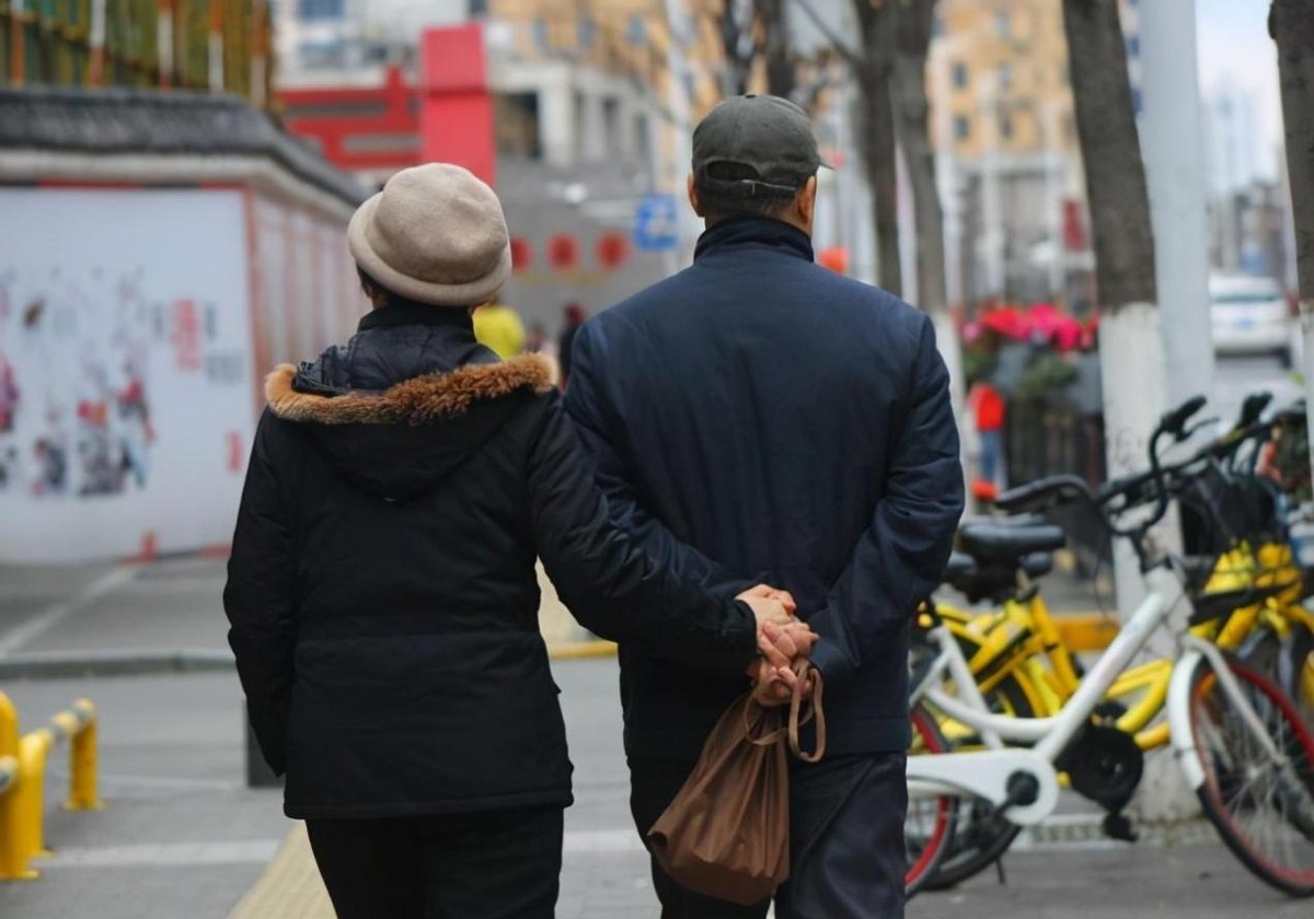 六旬老人出轨与儿子反目成仇,老人婚内出轨案件