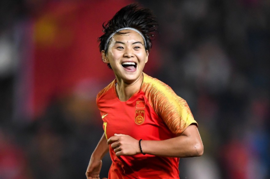 王霜踢球有多难,王霜几岁开始踢球