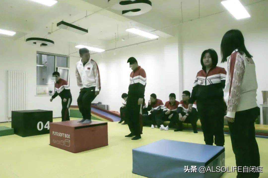 妈妈帮患自闭症女儿治疗,为自闭症女儿开了个康复机构