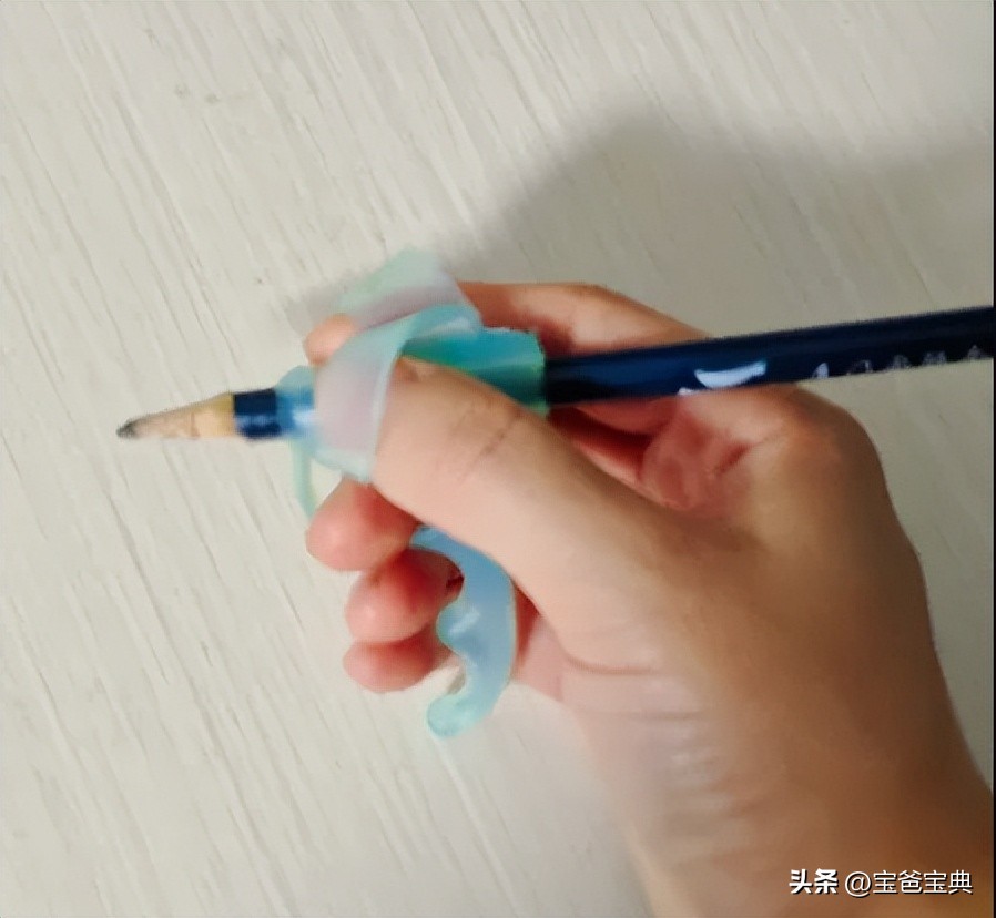 孩子握笔姿势手腕矫正小神器,孩子握笔姿势纠正不过来要不要紧
