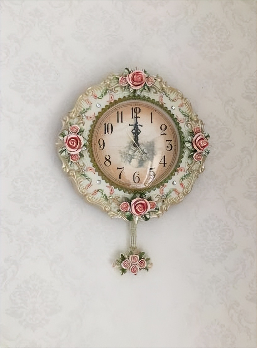 新房装修完毕，120平花了25万，客厅却被小姑子的十字绣毁了