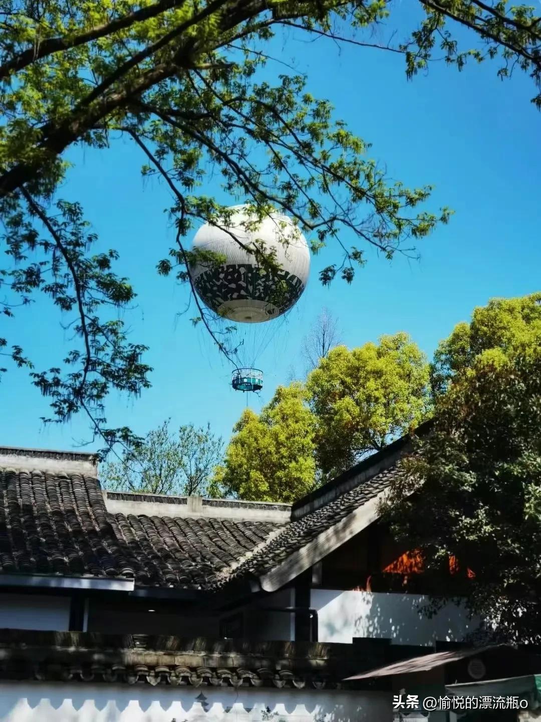 周姐介绍个对象，安排旁边的咖啡馆见面，回来，一进门脸色发白。