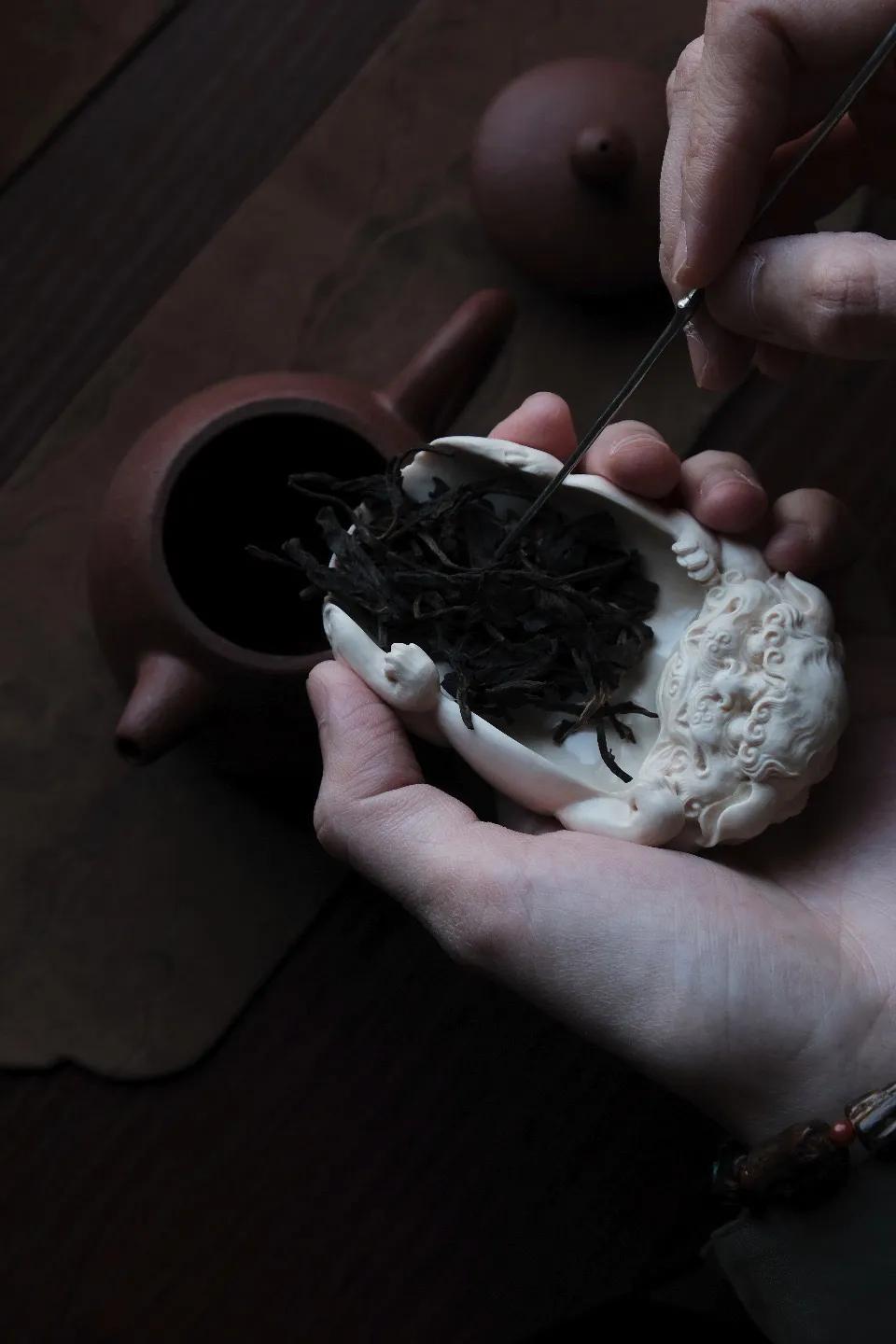 象牙|茶则形制玲珑可喜，雕刻线条灵动，神情意态活泼