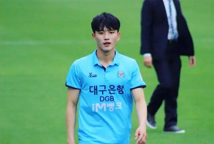 小狼狗腹肌全部视频,小狼狗的腹肌八块