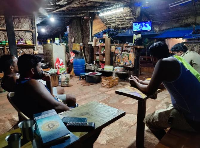 中国博主被困印度“小黑屋”，讲述三个月“魔幻生活”：老鼠比人多，每个月还发钱