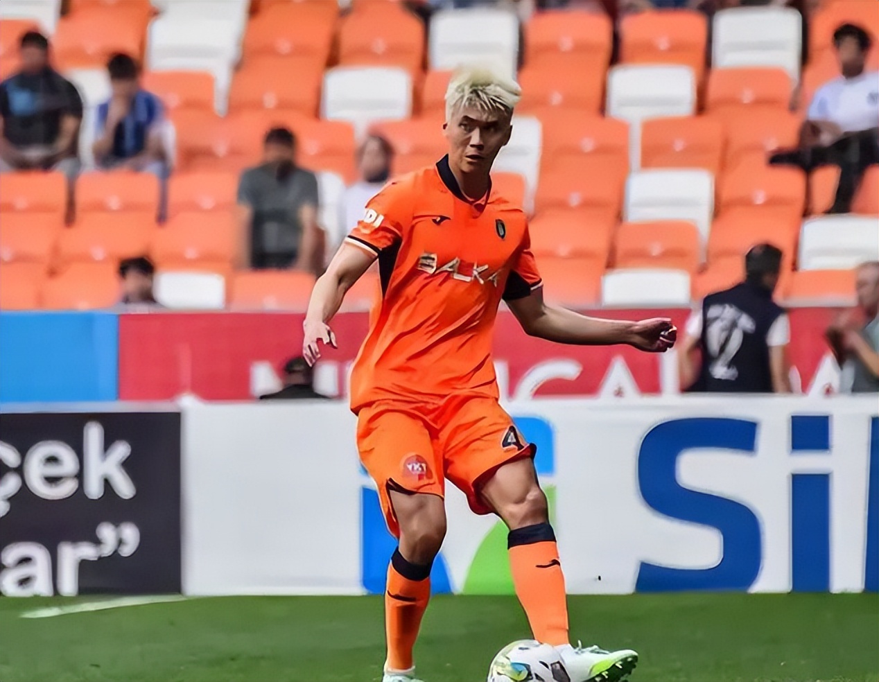 1-1到3-1！留洋一哥踢土超，创历史，拼到抽筋，主帅盛赞：很优秀