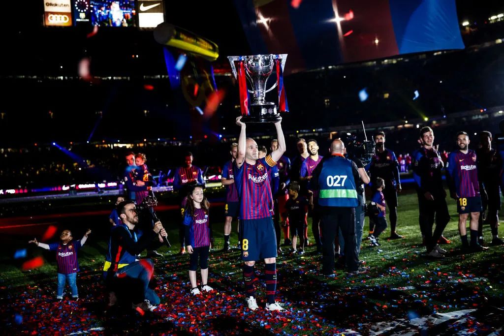 “再次见到你，微凉晨光里，笑得很甜蜜。”