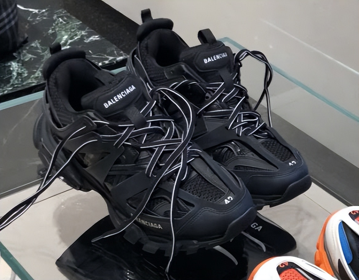 安踏多款老爹鞋曝光！满眼都是巴黎世家、新百伦的影子？