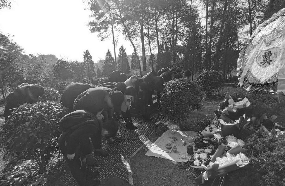 18岁民警因公殉职现场,党十八大以来因公牺牲民警