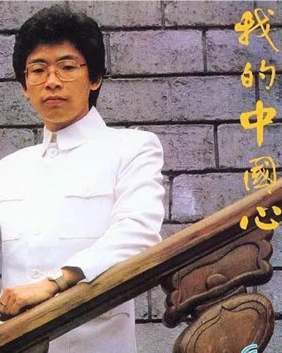 张明敏斜插肩衣服,张明敏白色长衫