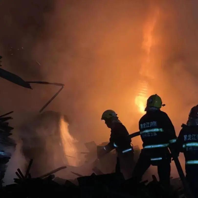 消防春节不打烊坚守一线保平安,消防员春节我在岗守护万家灯火