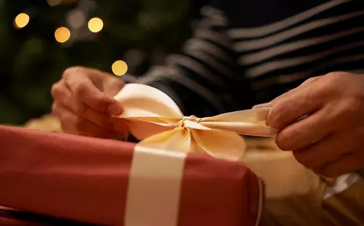 虽说礼轻情义重，但礼物出了问题谁来担责？