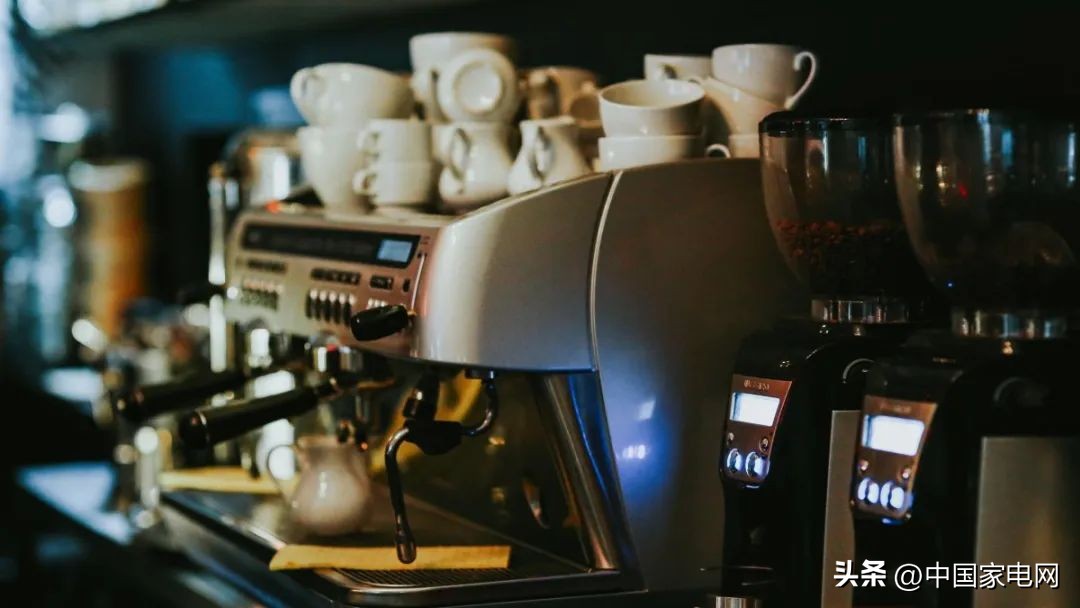 “咖啡续命”已成为年轻人生活常态，为何咖啡机渗透率仍较低？