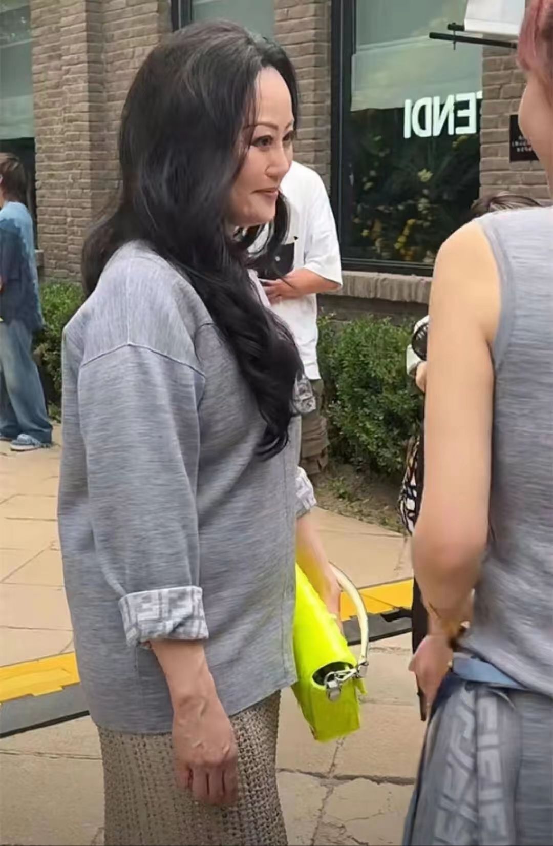 真实镜头下的章小蕙,章小蕙早期街头年轻照片