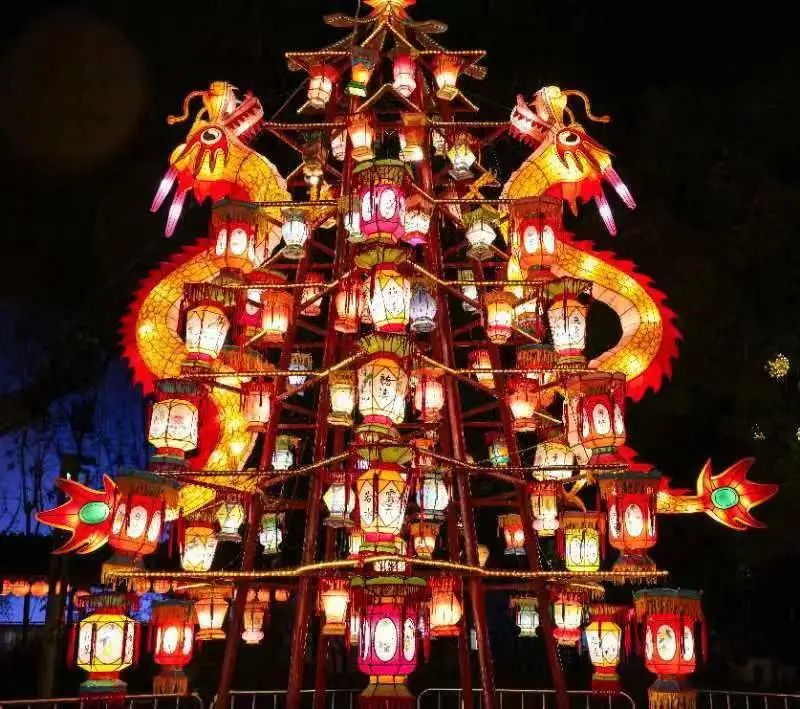 上海游客豫园观赏新年灯会,正月十五元宵节上海哪里有灯会