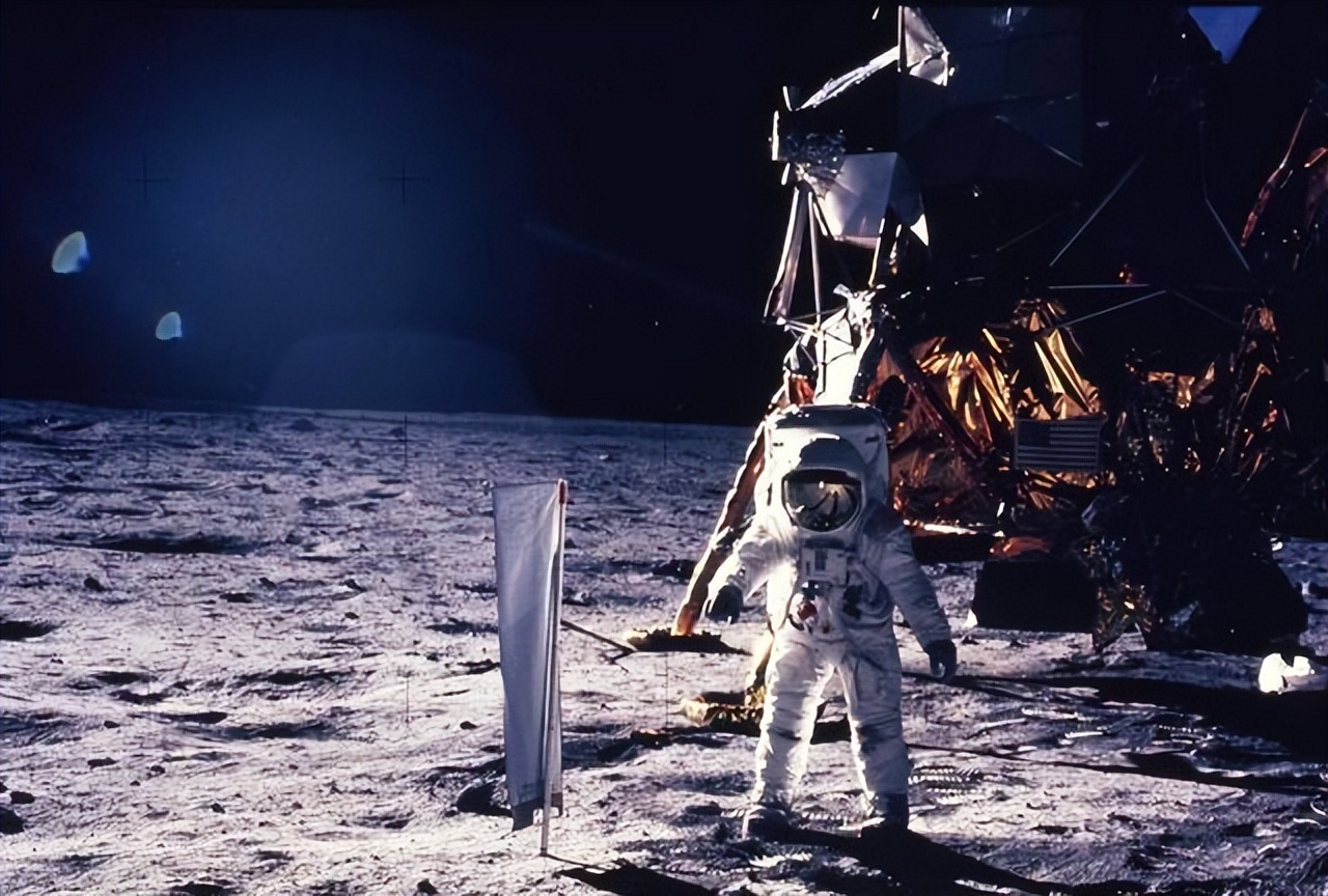 美国送的月壤是真的假的,美国给的1克月岩是赠送的吗