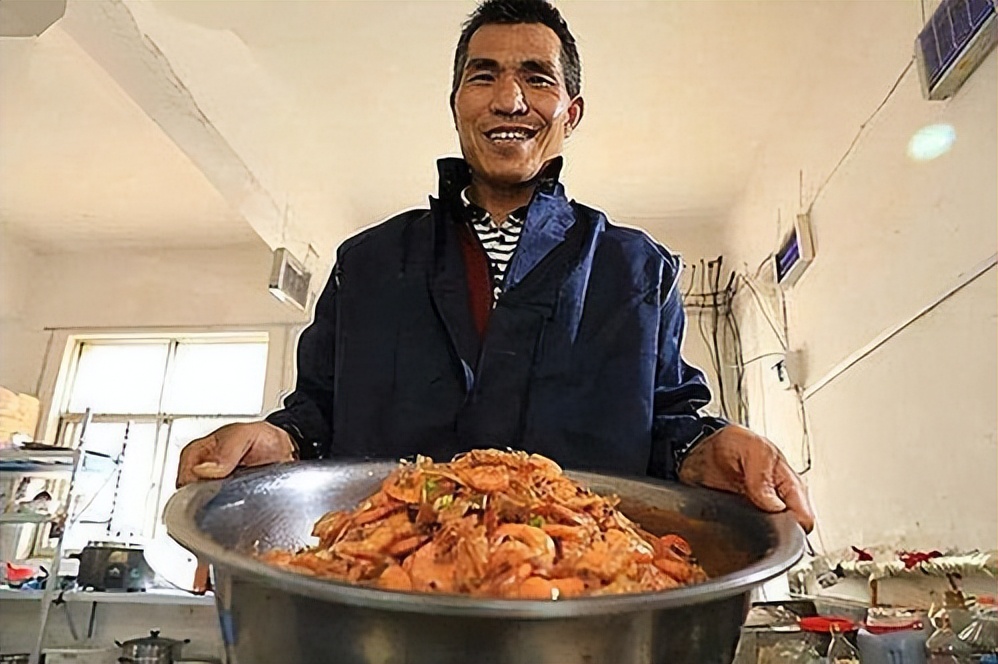 80后“校长爷爷”张鹏程放弃高薪，垫14万修学校，他图啥？