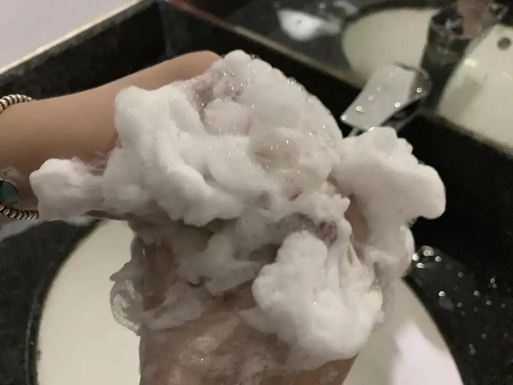 身上老是洗不干净是怎么回事,洗完澡皮肤干痒起白皮屑怎么回事