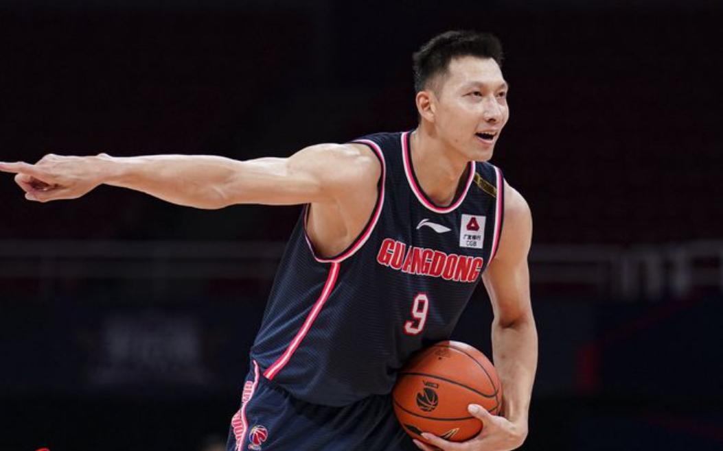 易建联：娶巴西足球宝贝荆灵，婚后连生两胎，如今妻儿都定居美国