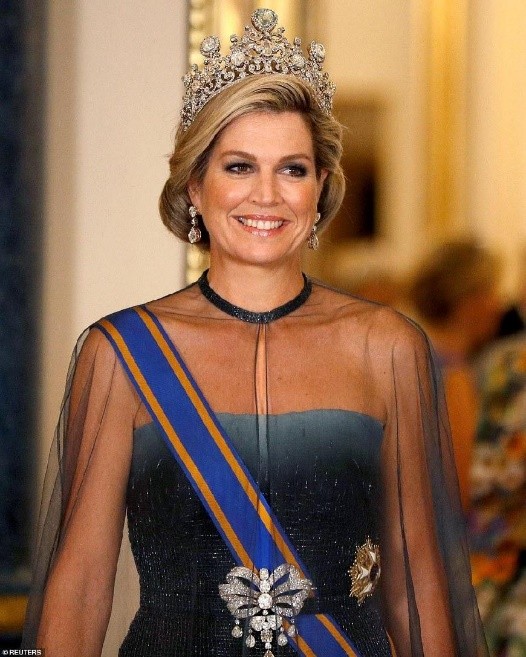 荷兰王后红毯裙,荷兰王后穿格子斗篷