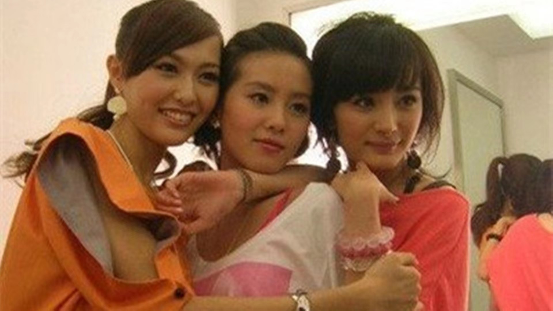 彩带落在杨紫身上肖战反应,彩带掉在女明星礼服上