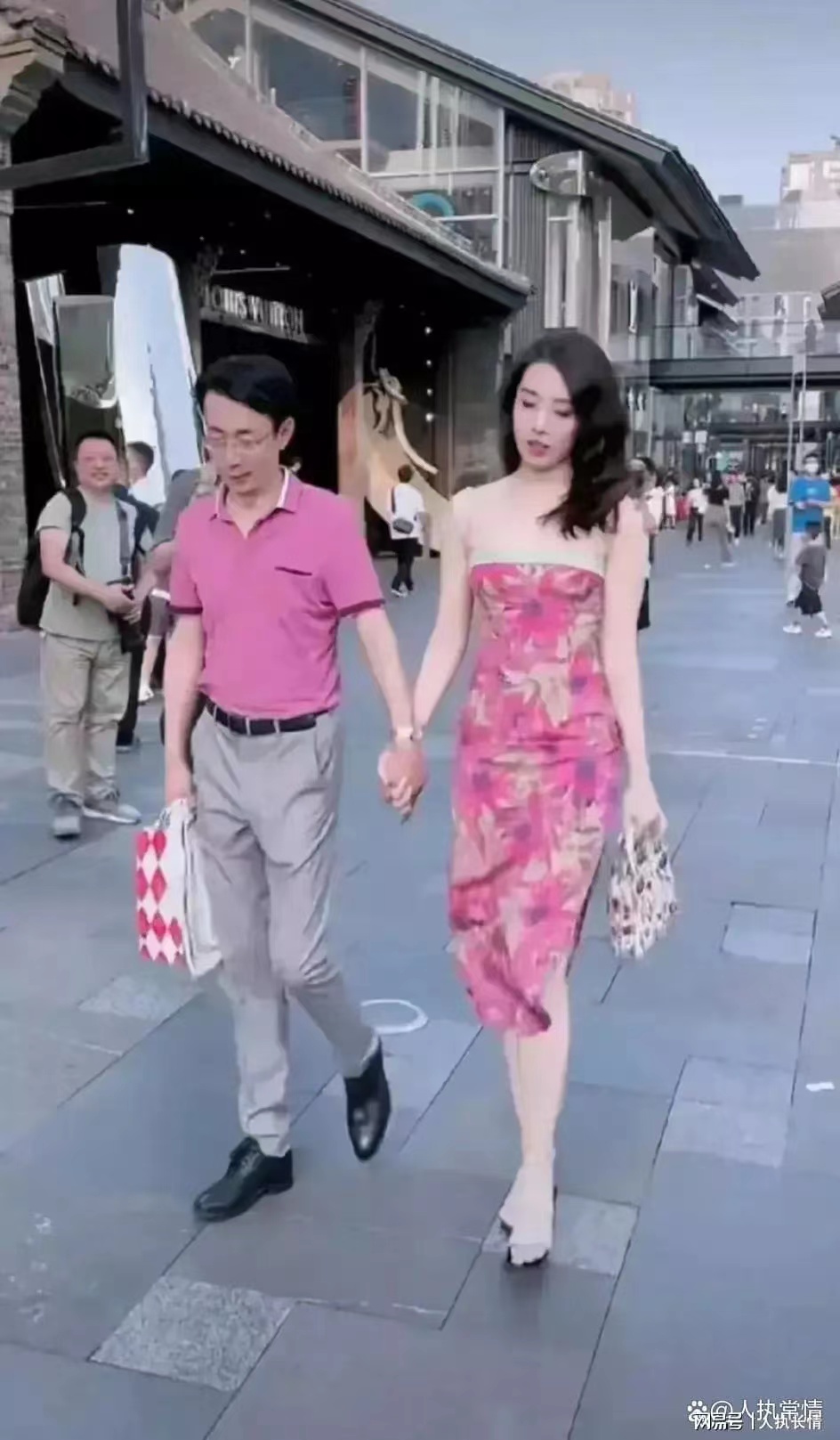 国企胡总“牵手门”热点事件,是非功过谁与评说