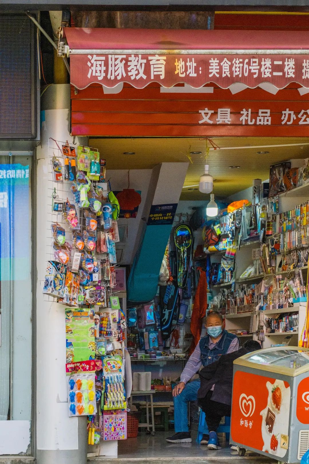 校门口的小店从来没有让人失望,校门口小店生意火爆